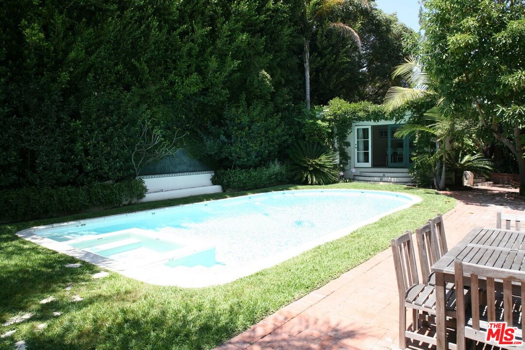 2243 E Live Oak Dr