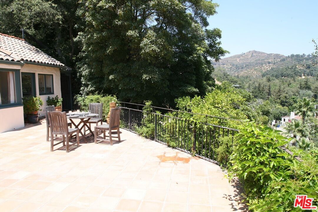 2243 E Live Oak Dr