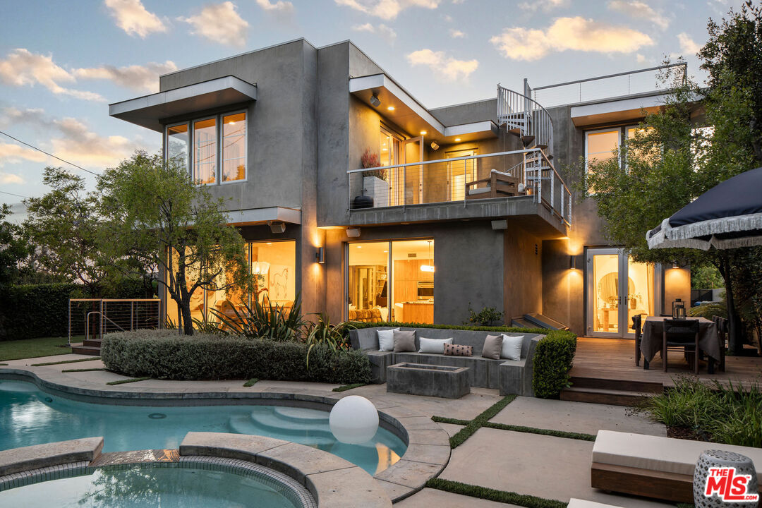700 El Medio Ave
