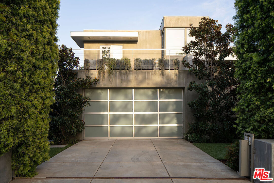 700 El Medio Ave