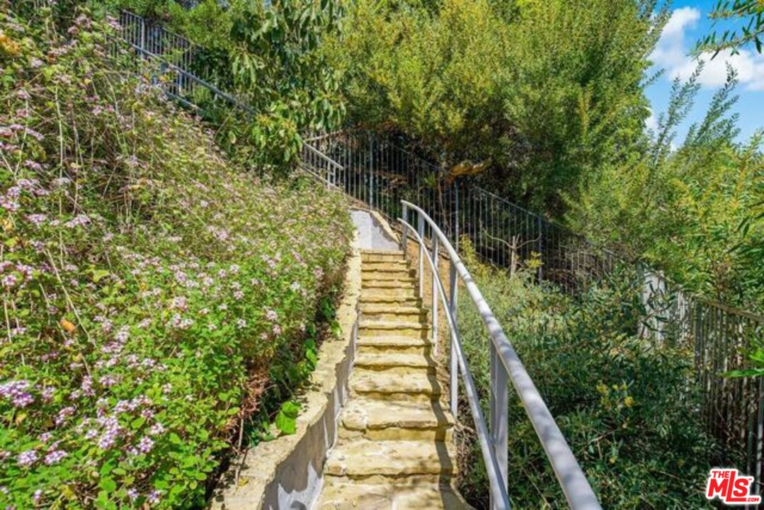 1068 Casiano Rd