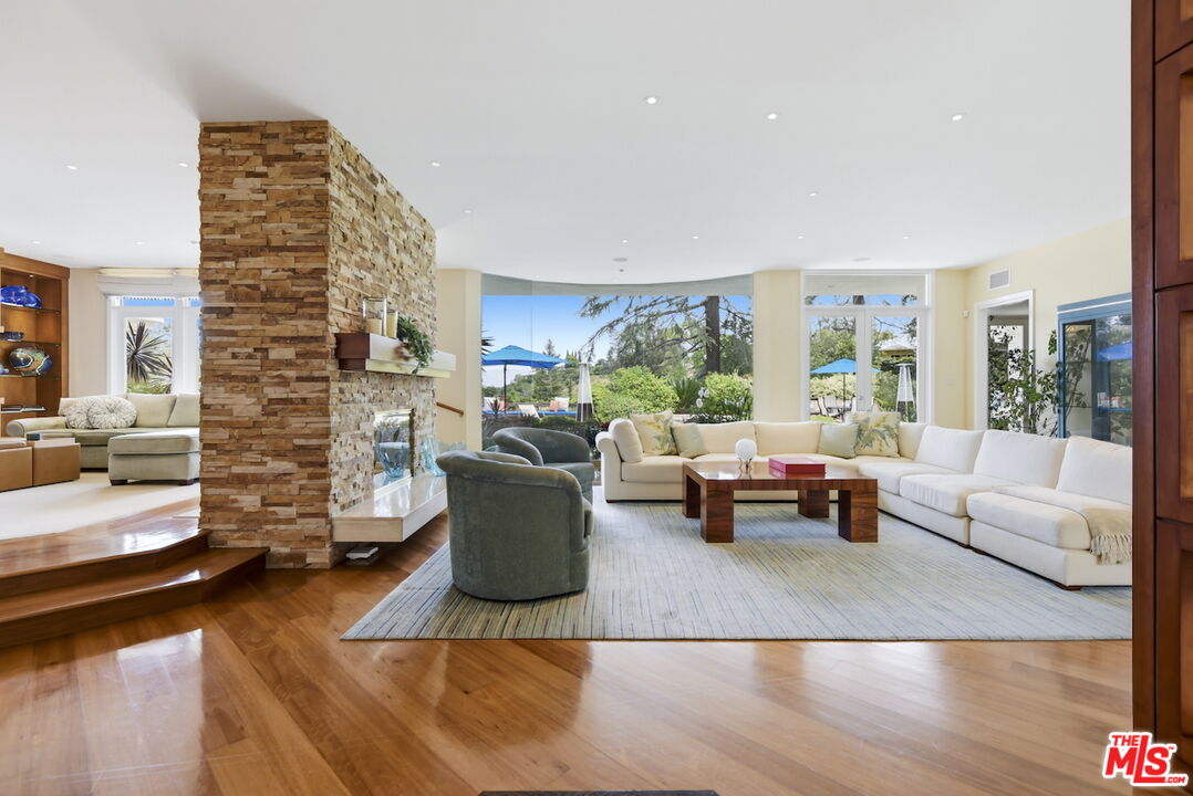 4101 Clear Valley Dr