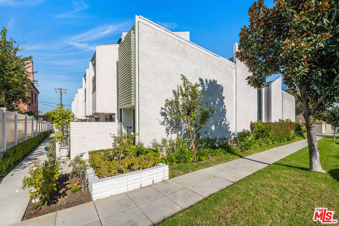 9507 W Olympic Blvd