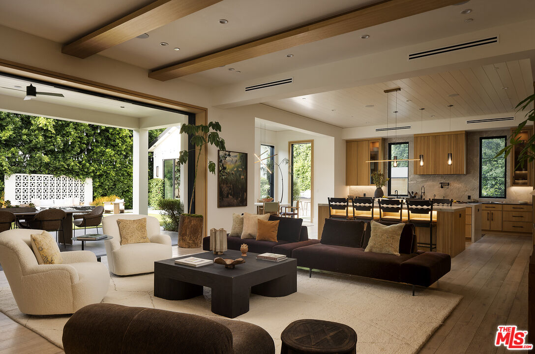 13907 Chandler Blvd