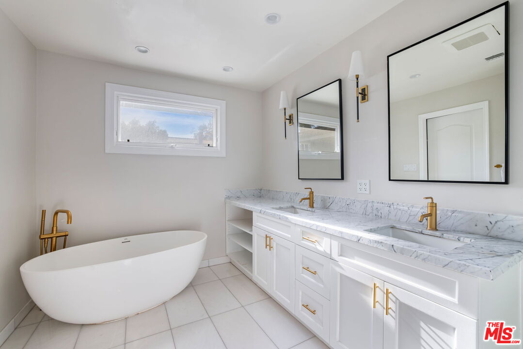 1124 Sierra Alta Way