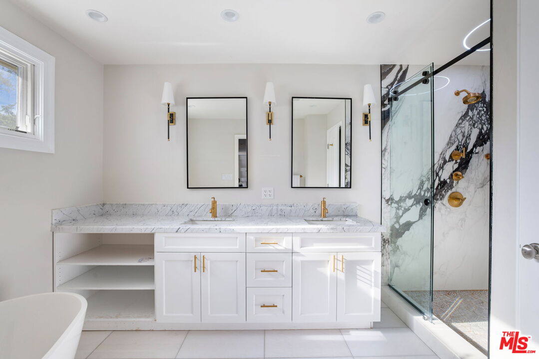 1124 Sierra Alta Way