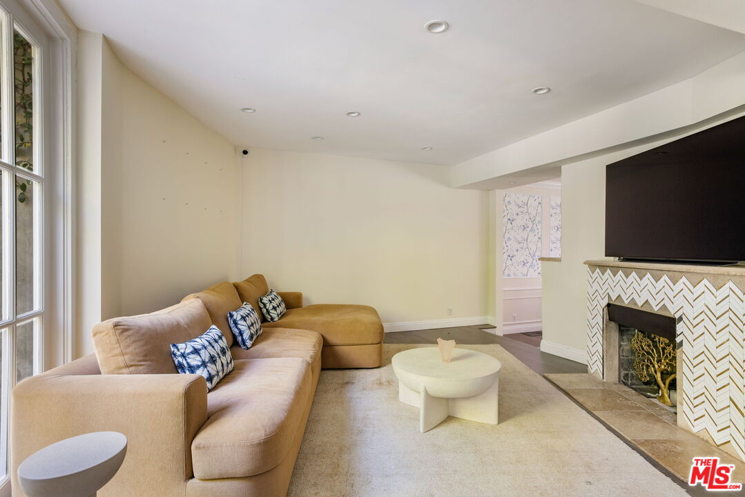 1124 Sierra Alta Way