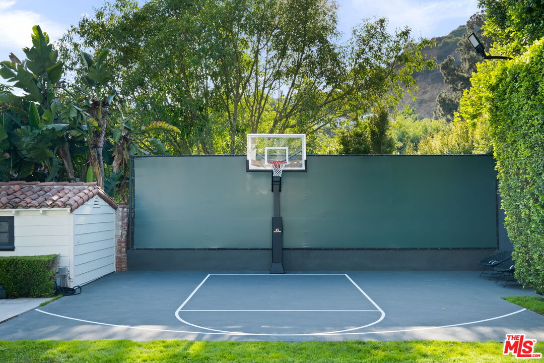 1443 N Doheny Dr