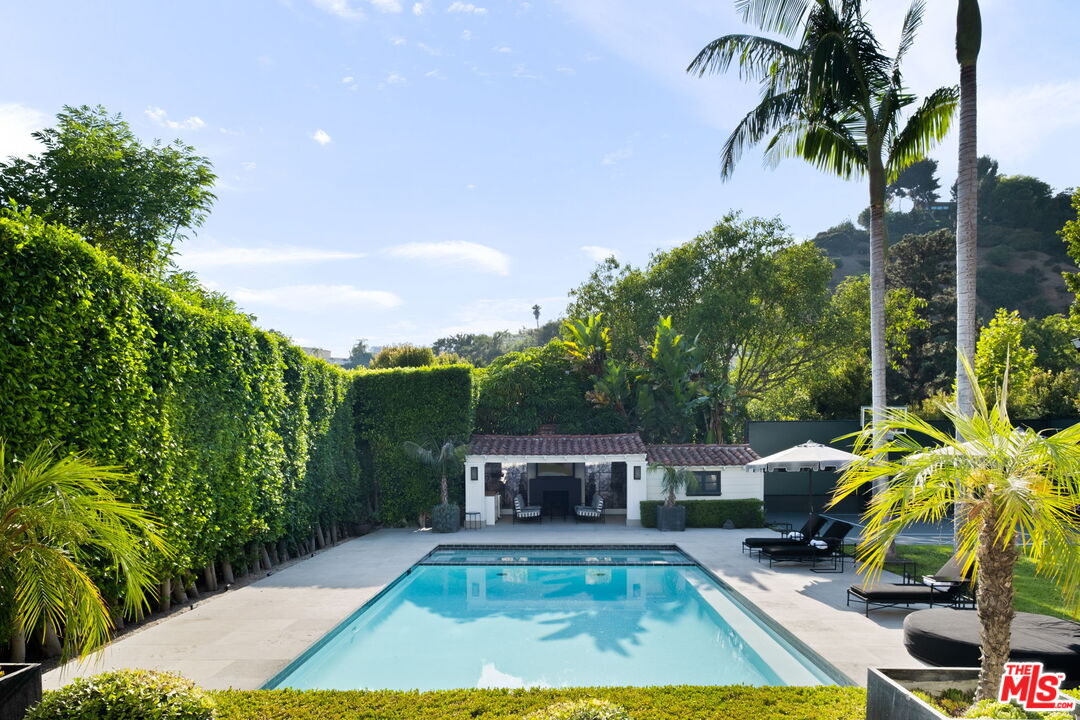 1443 N Doheny Dr