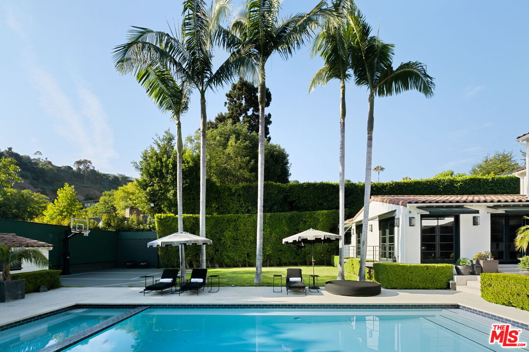 1443 N Doheny Dr