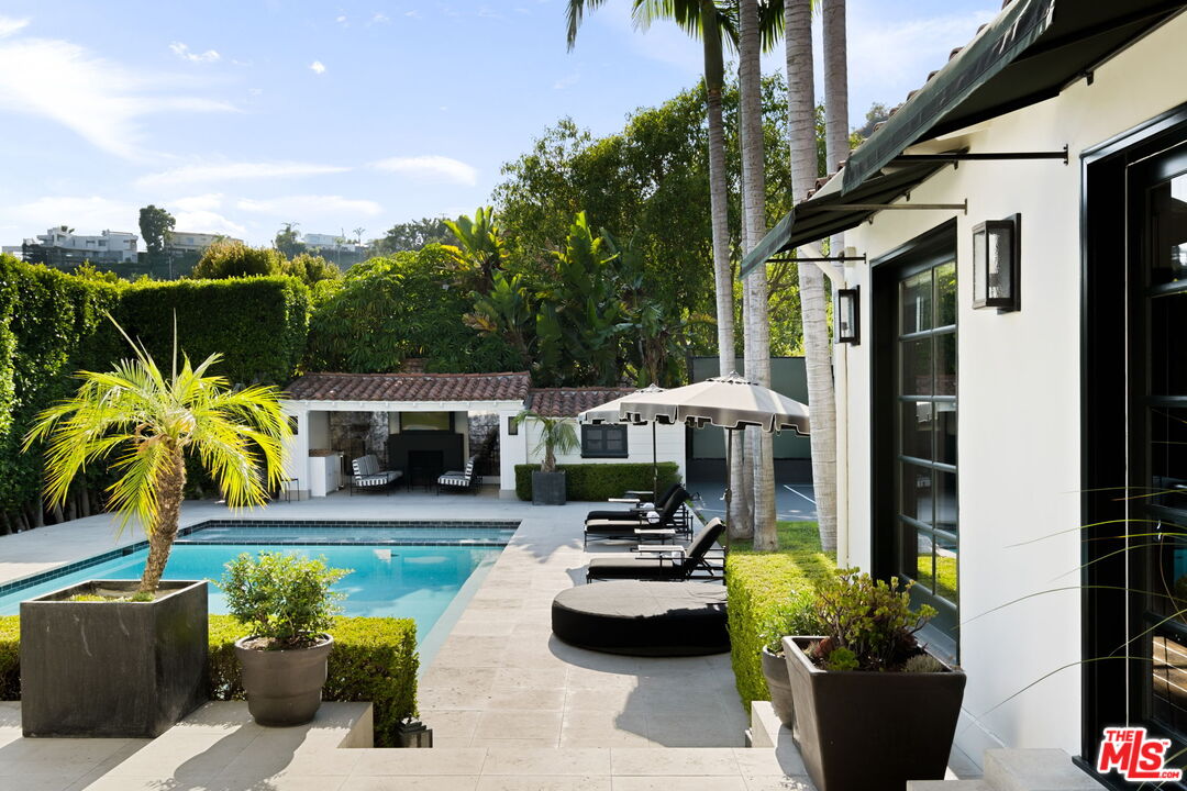 1443 N Doheny Dr