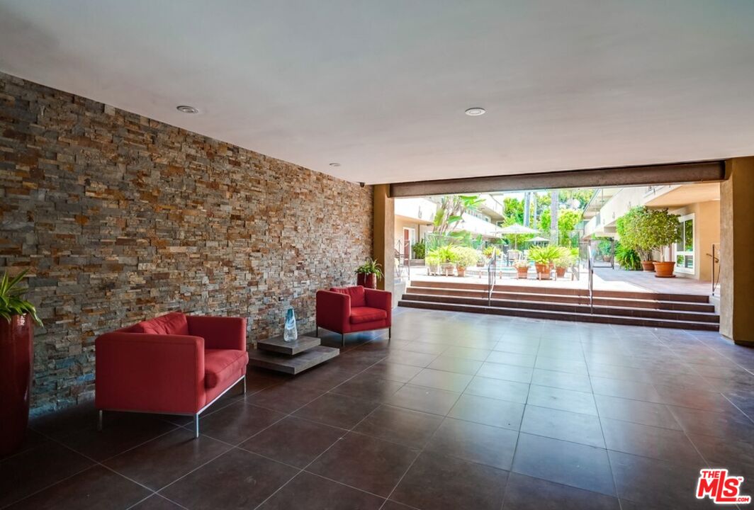 970 Palm Ave Unit: 101