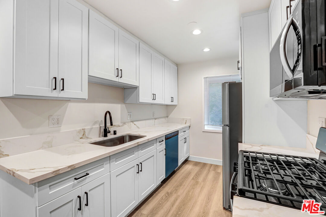 525 N Sweetzer Ave Unit: 3
