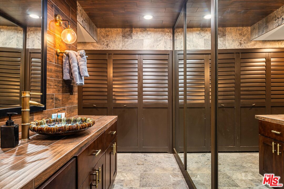 600 W 9th St Unit: 115