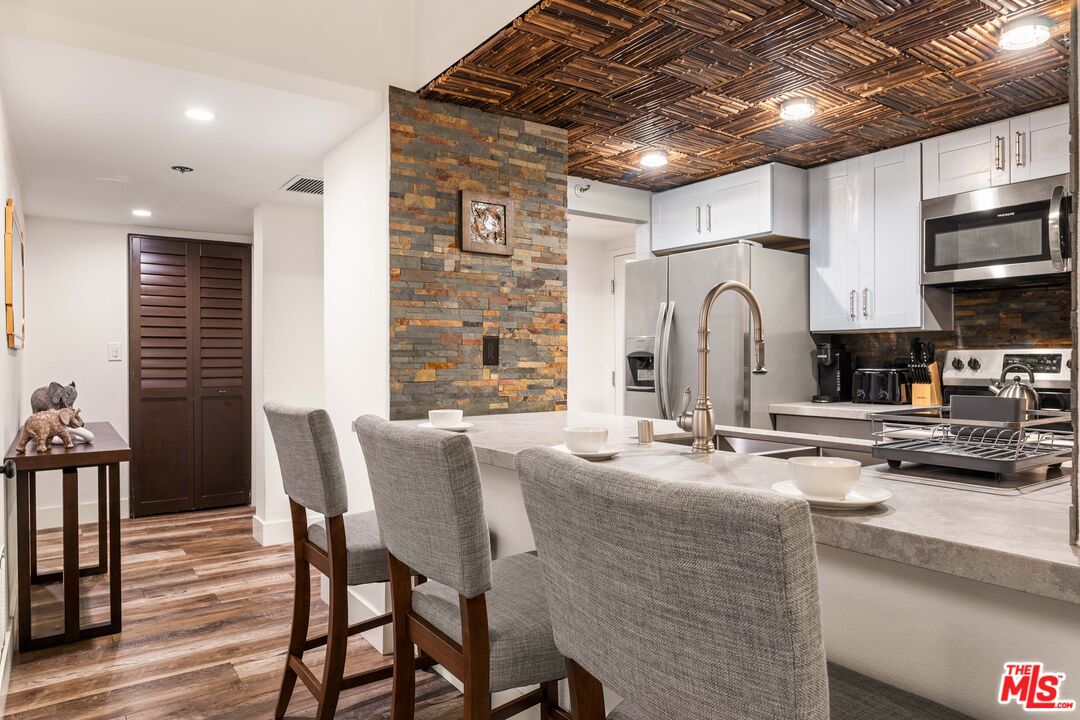 600 W 9th St Unit: 115