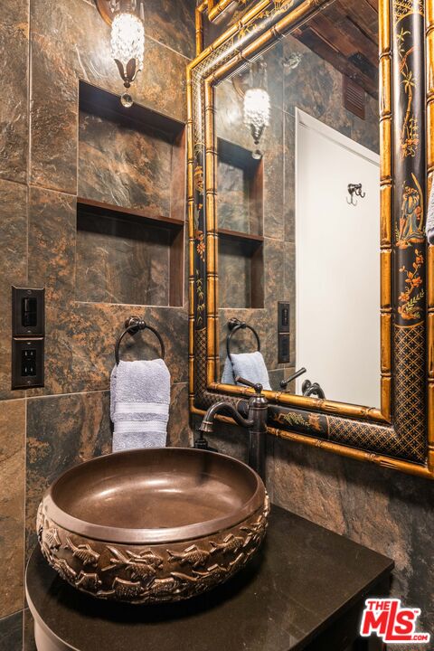 600 W 9th St Unit: 115