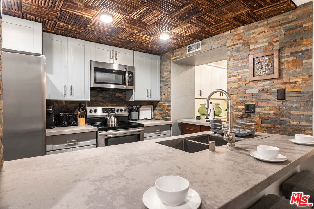 600 W 9th St Unit: 115