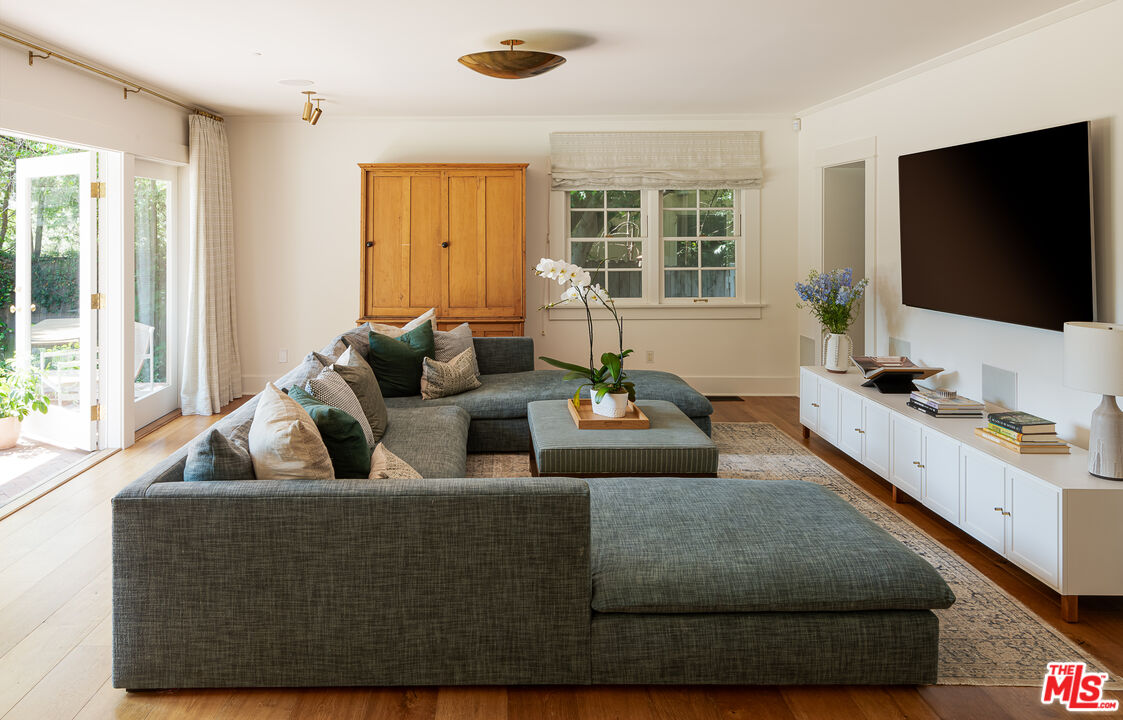 214 S Van Ness Ave
