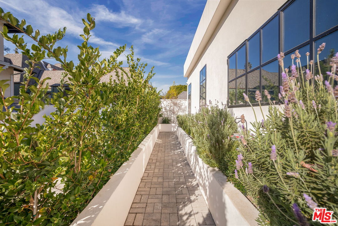 1142 Poinsettia Dr
