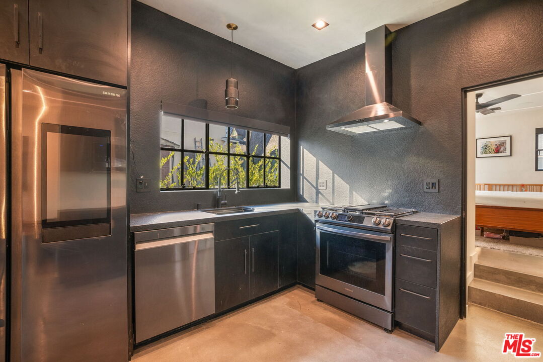 1142 Poinsettia Dr