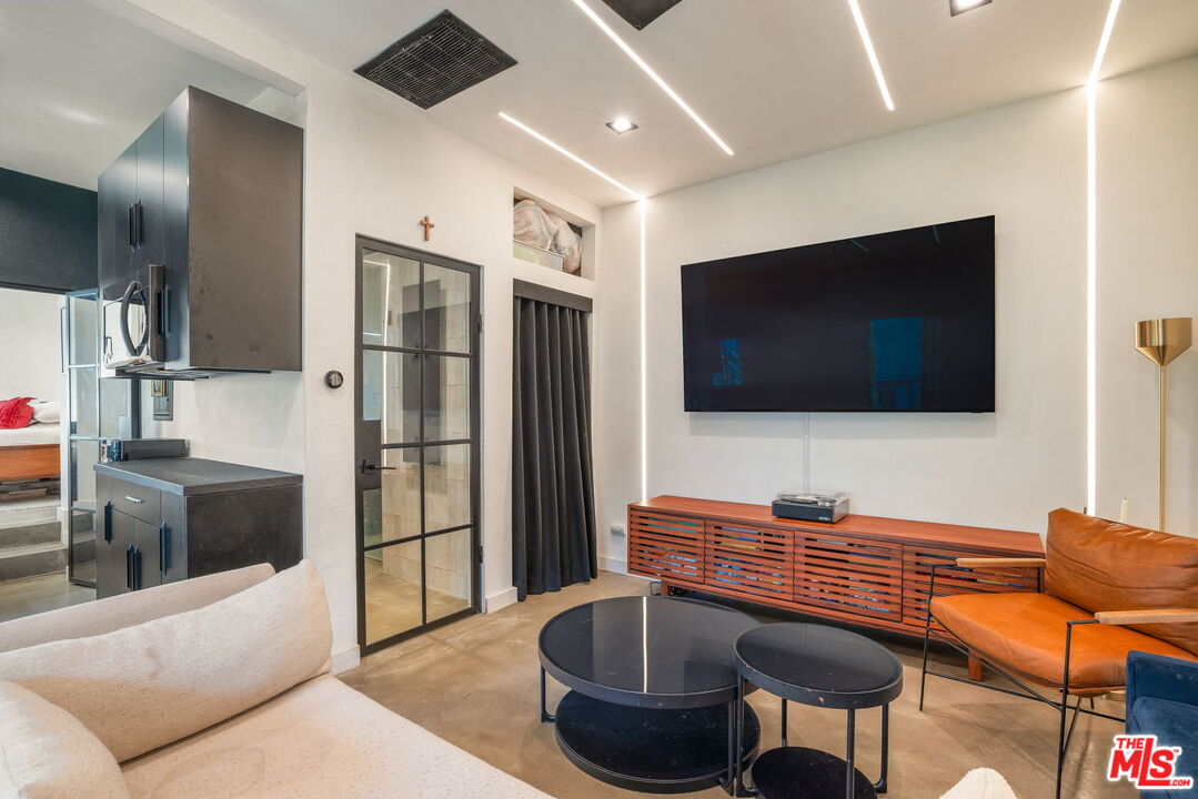 1142 Poinsettia Dr