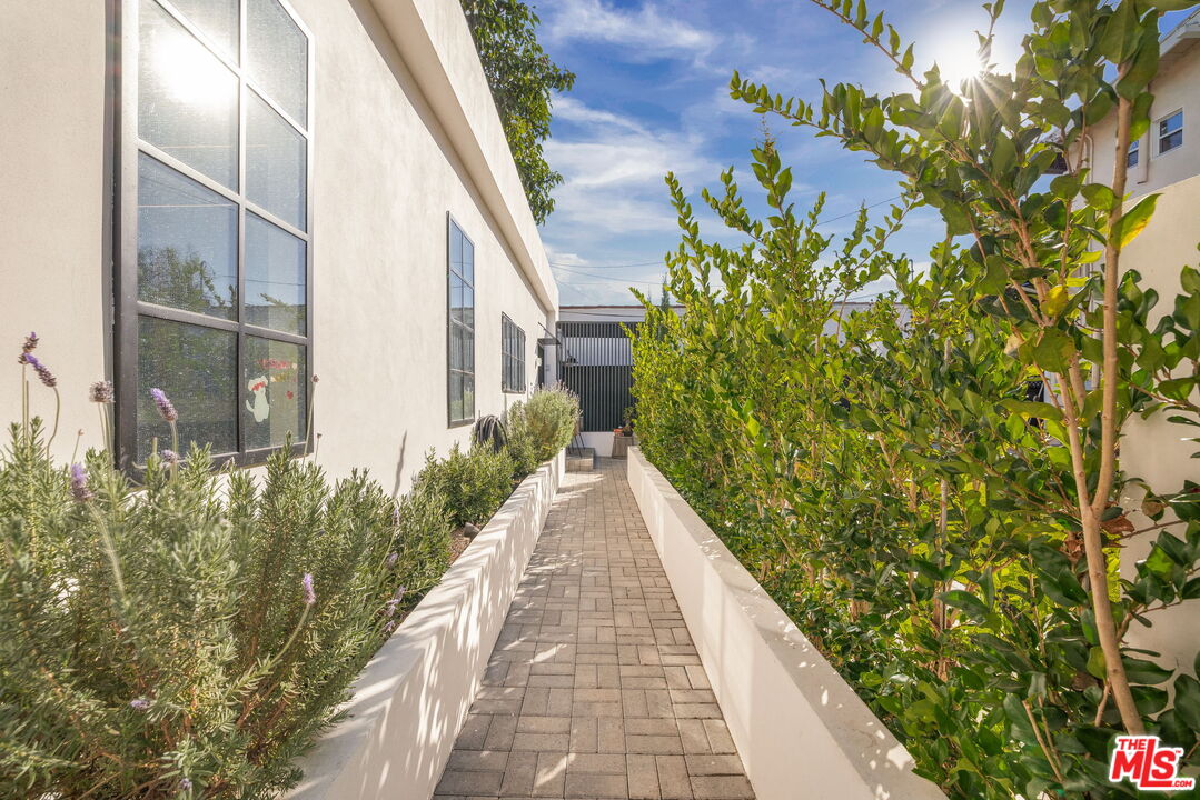 1142 Poinsettia Dr
