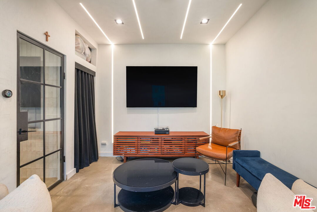 1142 Poinsettia Dr