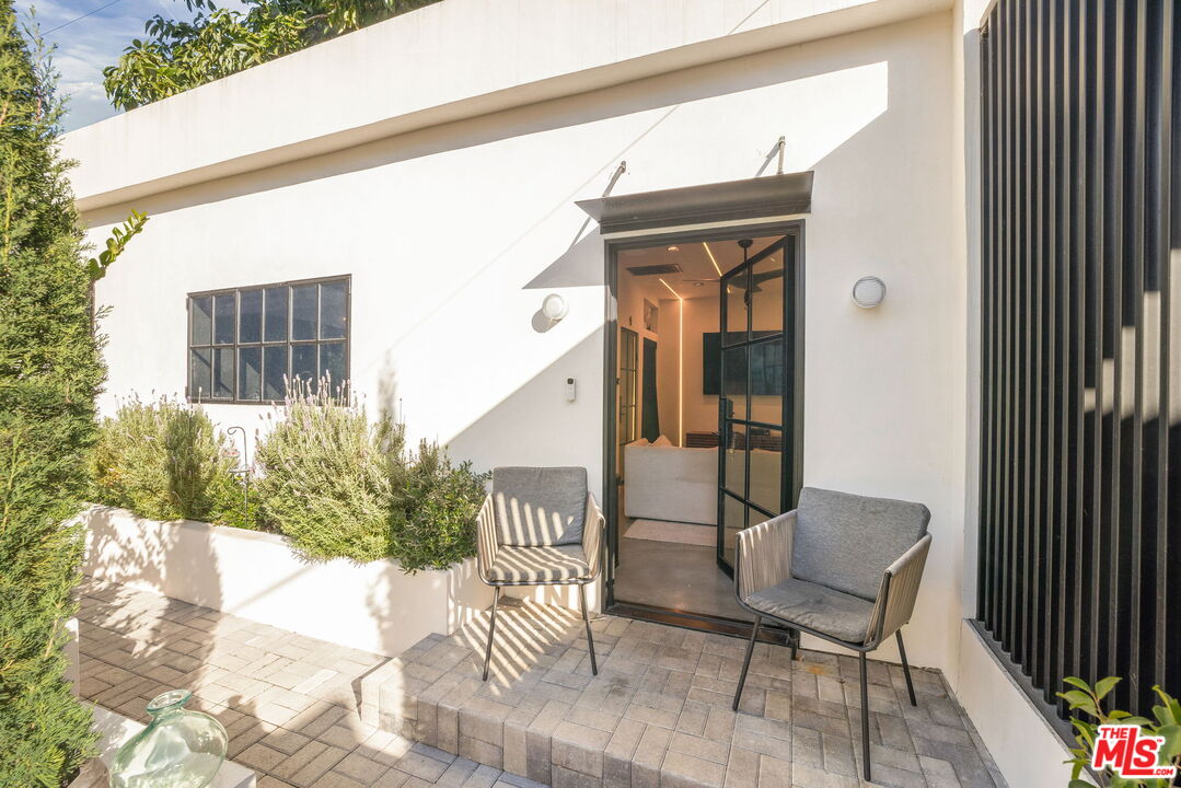 1142 Poinsettia Dr