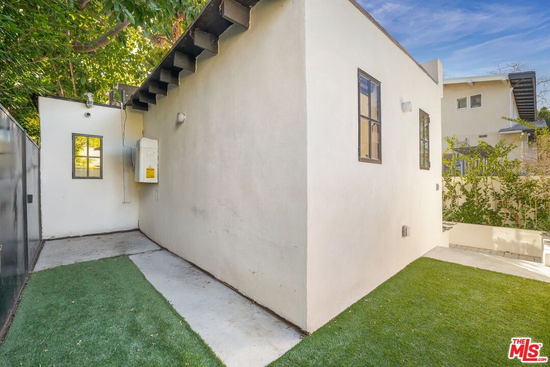 1142 Poinsettia Dr