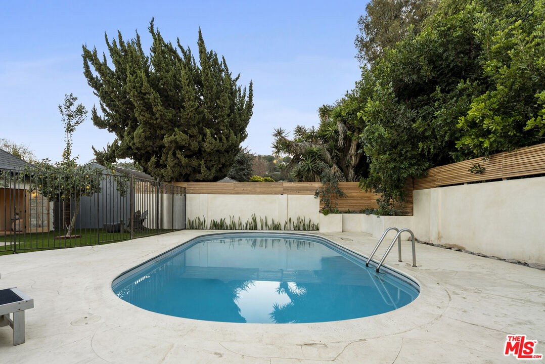 3841 S Redondo Blvd