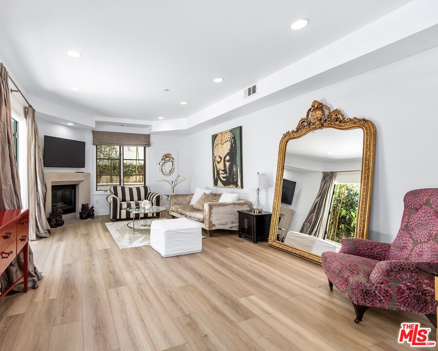 718 N Croft Ave Unit: 103