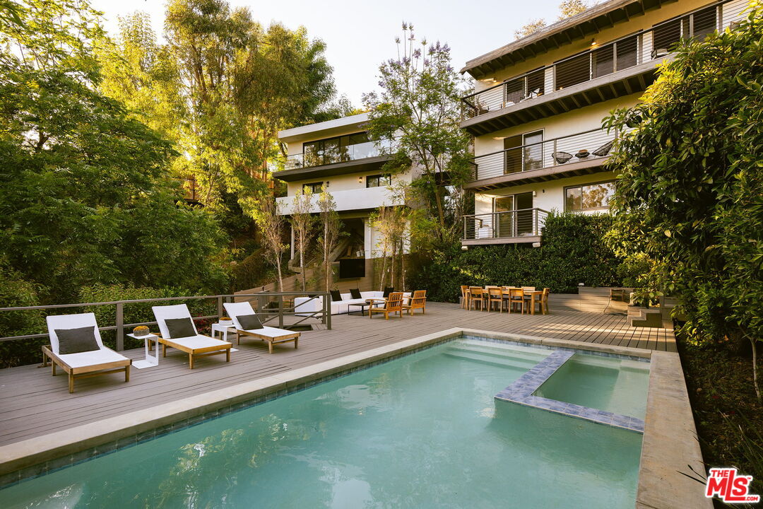 2753 La Cuesta Dr