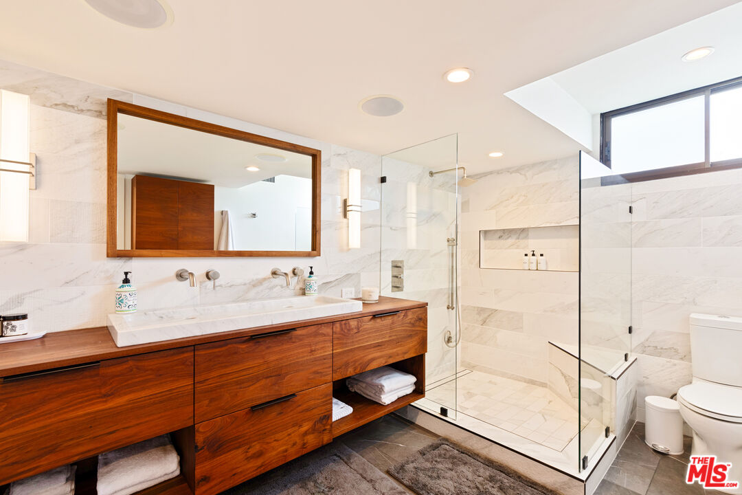 6209 Pacific Ave Unit: 201