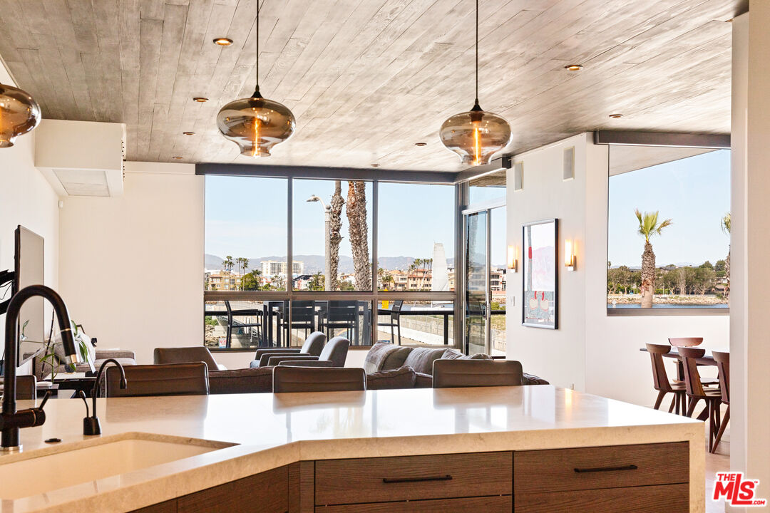 6209 Pacific Ave Unit: 201