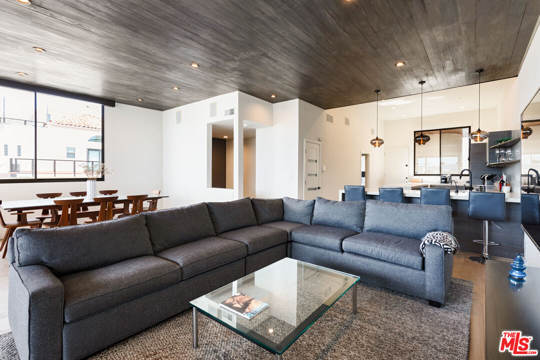 6209 Pacific Ave Unit: 201