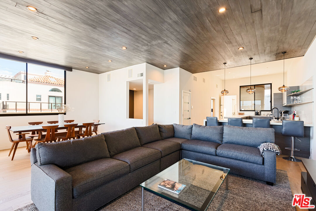 6209 Pacific Ave Unit: 201