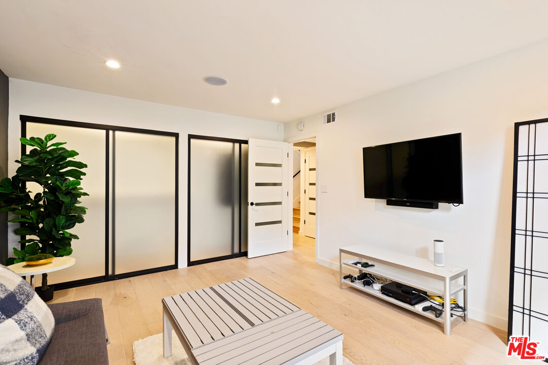 6209 Pacific Ave Unit: 201