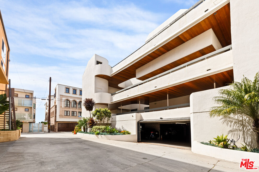 6209 Pacific Ave Unit: 201