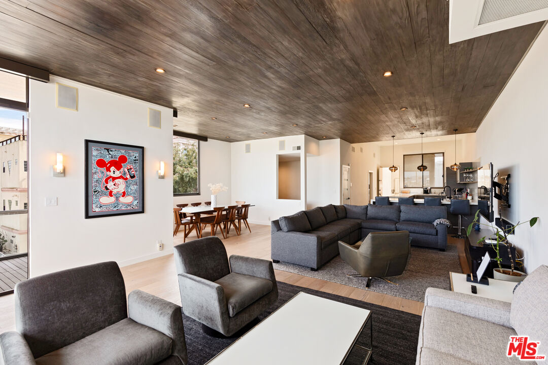 6209 Pacific Ave Unit: 201