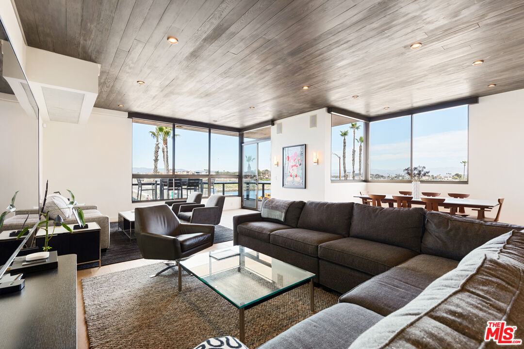6209 Pacific Ave Unit: 201