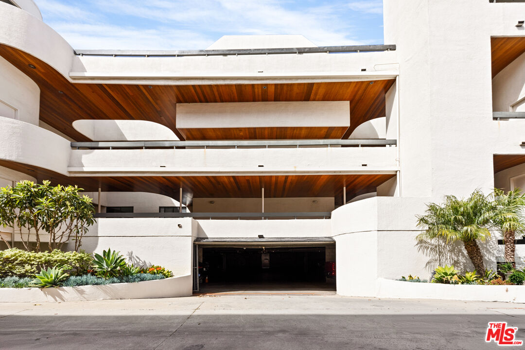 6209 Pacific Ave Unit: 201