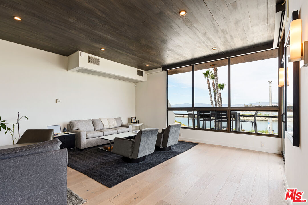 6209 Pacific Ave Unit: 201