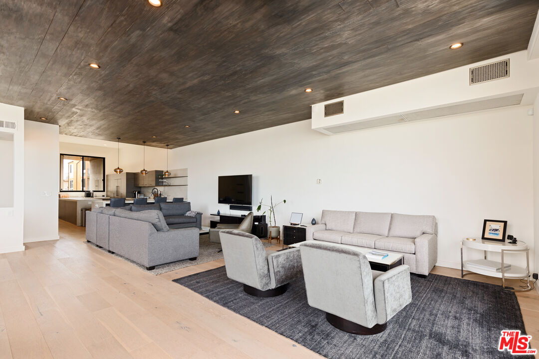 6209 Pacific Ave Unit: 201