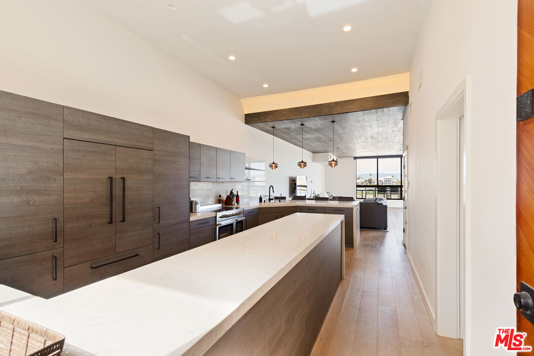 6209 Pacific Ave Unit: 201