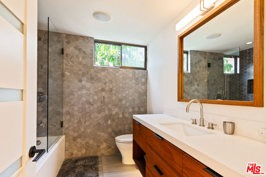 6209 Pacific Ave Unit: 201
