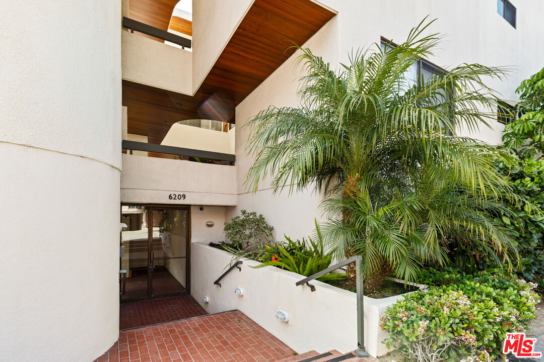6209 Pacific Ave Unit: 201