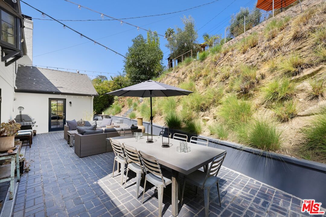 5733 Valley Oak Dr