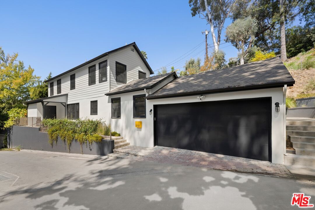 5733 Valley Oak Dr