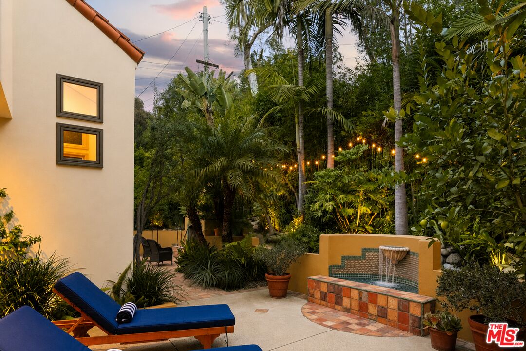 8935 Hollywood Hills Rd