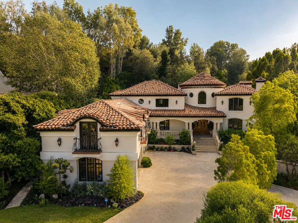 3829 Hayvenhurst Dr